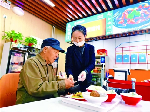 济南设置城乡老年助餐站点1905家,让老年人在家门口吃上“一餐热饭”